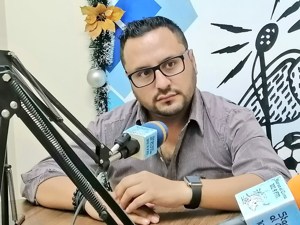 Gobersucumbios's tweet photo. En entrevista a radio El Cisne 102.9 FM el @Gobersucumbios @DarioDominguezE informó sobre el #PlanVacunación9100 que lleva que adelante el #GobiernoDelEncuentro en la provincia de Sucumbíos. Invitó a la ciudadanía a inocularse afirmando que todas las vacunas son seguras. https://t.co/sp4Hgs3Cvo