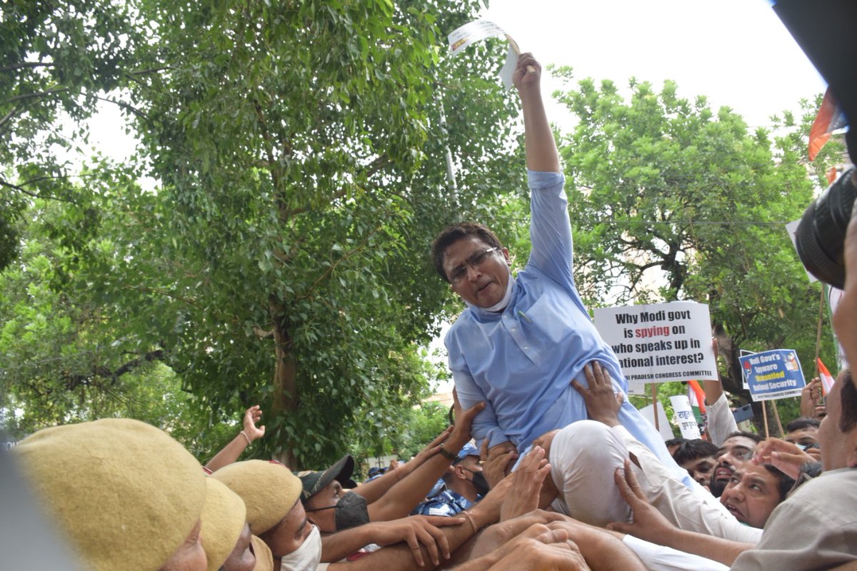 Priyajayant1's tweet photo. Under the leadership of @INCDelhi President Sh. @Ch_AnilKumarINC ji, congress workers protested outside @BJP4India Headquarters demanding Judicial Enquiry against Modi govt's use of the #Pegasus spyware to dismantle 'National Security'.

#अबकी_बार_जासूस_सरकार https://t.co/i1RQa1E67V