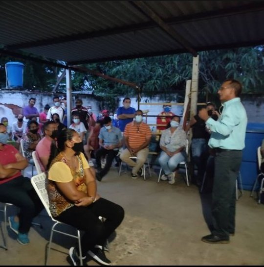 UBCH "Lourdes Camero Ramírez" Encuentro con los Jefes y Jefas de las diferentes comunidades del punto y círculo. 
Con nuestro Precandidato a la Alcaldía de Infante Ramón Piñango. Una vez más comprometidos con nuestro candidato a la Gobernación José Vásquez. 👊🇻🇪

<a href="/NicolasMaduro/">Nicolás Maduro</a>
