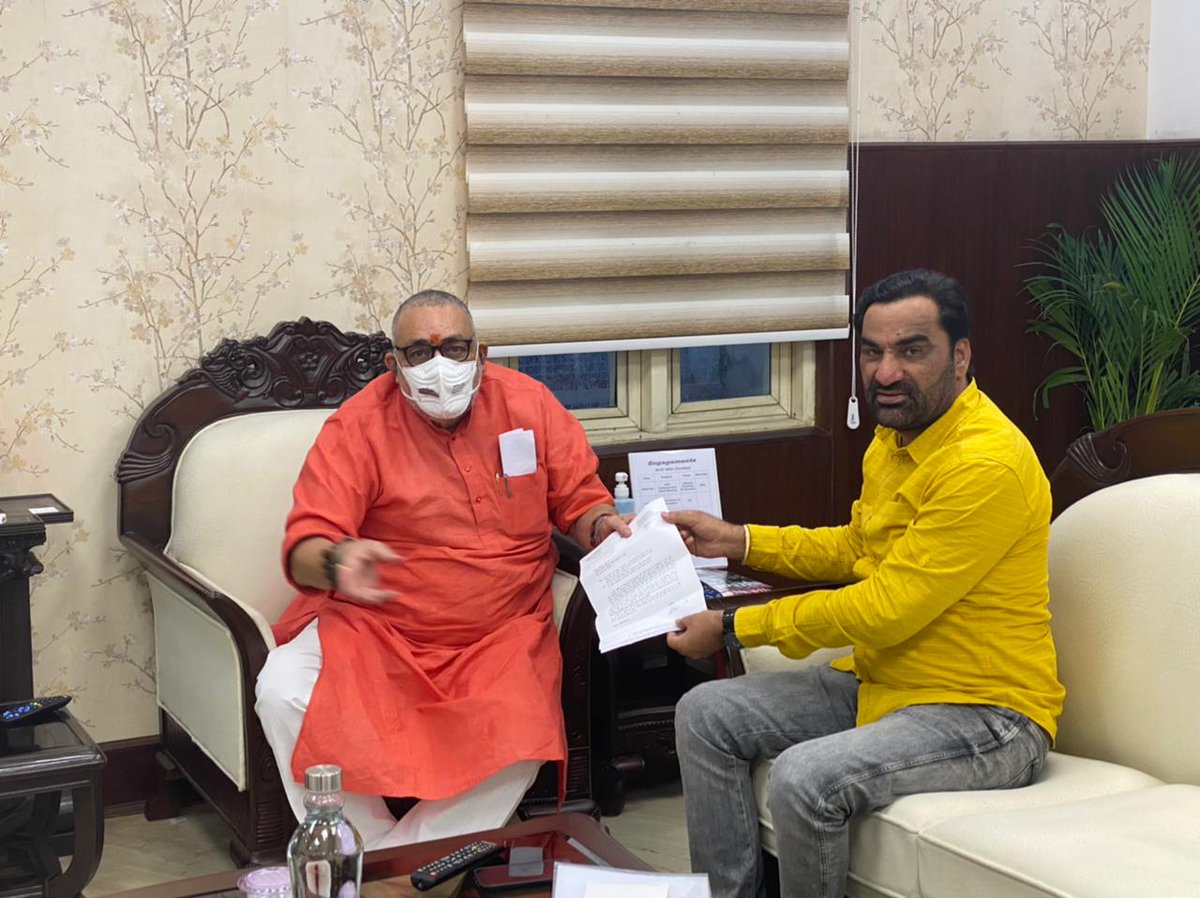 hanumanbeniwal's tweet photo. नागौर संसदीय क्षेत्र में PMGSY के अंतर्गत 348.50 किलोमीटर सड़को के प्रस्तावों की लंबित स्वीकृती को जल्द से जल्द जारी करने की मांग को लेकर आज दिल्ली में केंद्रीय ग्रामीण विकास एवं पंचायती राज मंत्री श्री @girirajsinghbjp से मुलाकात की !
@MoRD_GOI @RLPINDIAorg https://t.co/OK0By9Ny5k