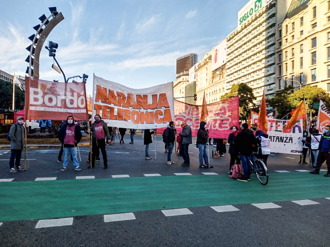 Otra jornada de protestas en el Obelisco complica el tránsito en el centro porteño