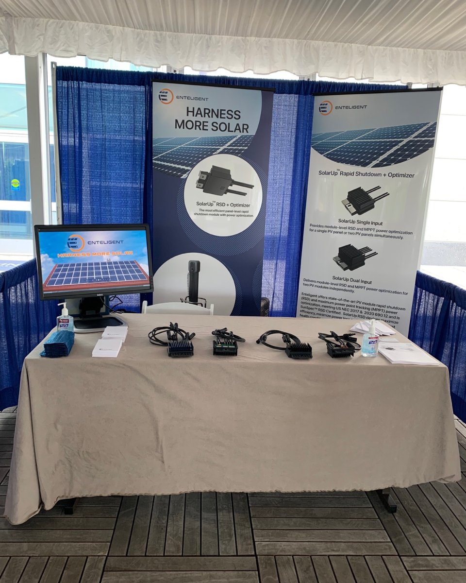 Enteligent has such a smart design for their retractable banners! 🧠 also, can we talk about how cool it is that trade shows are back?!