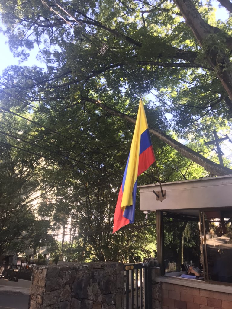 LuisGuillermoVl's tweet photo. SALUD ADORADA BANDERA QUE UN DÍA, BATIENDO TUS PLIEGUES ALLÁ EN BOYACA, SELLASTE POR SIEMPRE LA LUCHA BRAVÍA DE UN PUEBLO QUE ANSIABA TENER LIBERTAD. https://t.co/skyWH2EQ3B