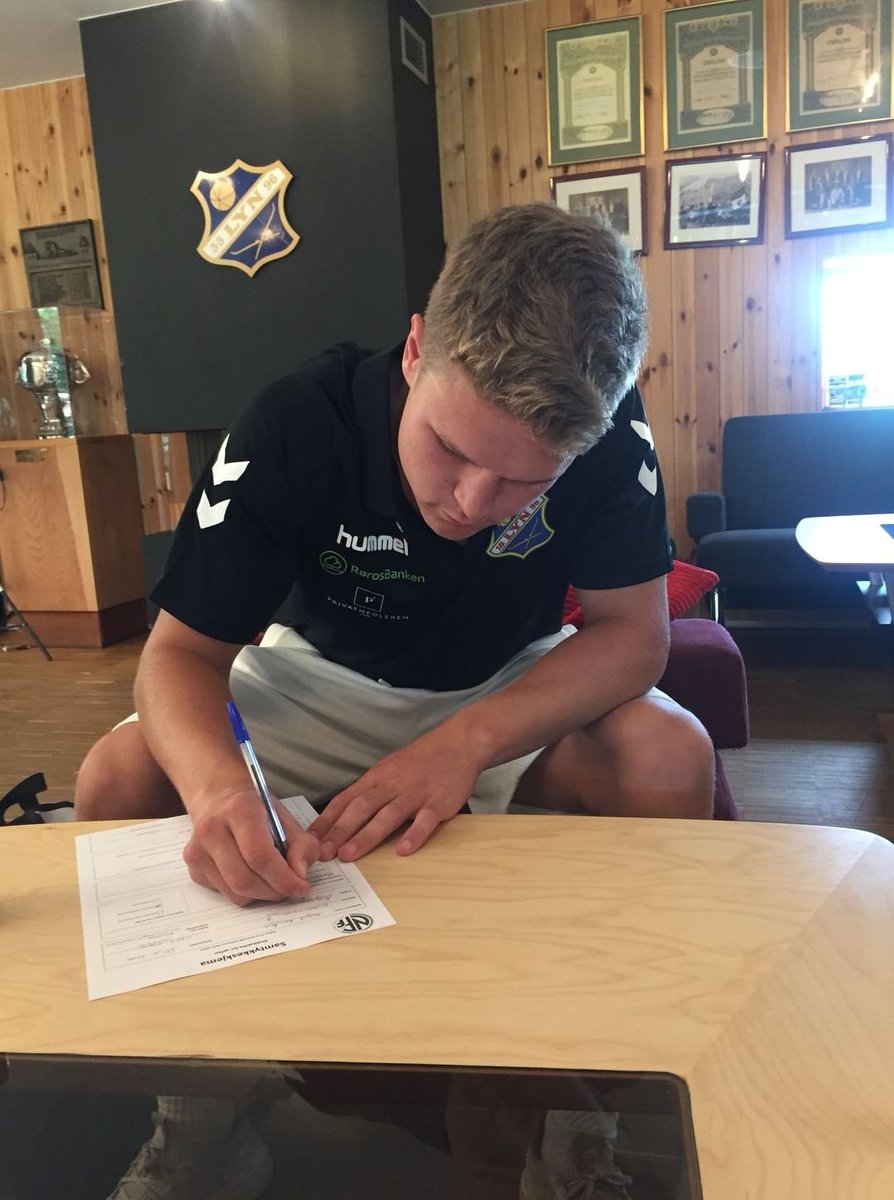 ✍️ 😍 August Randers vender hjem igjen etter en kort periode i Sotra. Nå gleder han seg til å spille foran <a href="/Bastionen/">Bastionen</a>, og kan få re-debuten allerede mot Vålerenga på søndag.
Velkommen hjem, Randers! 🤩🙌
