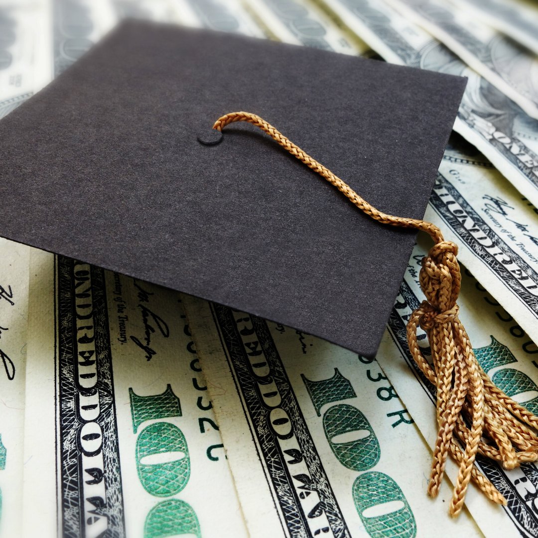 CFSfinancialaid's tweet photo. Want to know the best way to pay and borrow for college? Watch our free webinar today! #collegeplanning https://t.co/xxNKLwxSpD https://t.co/Ncpsl1NN22