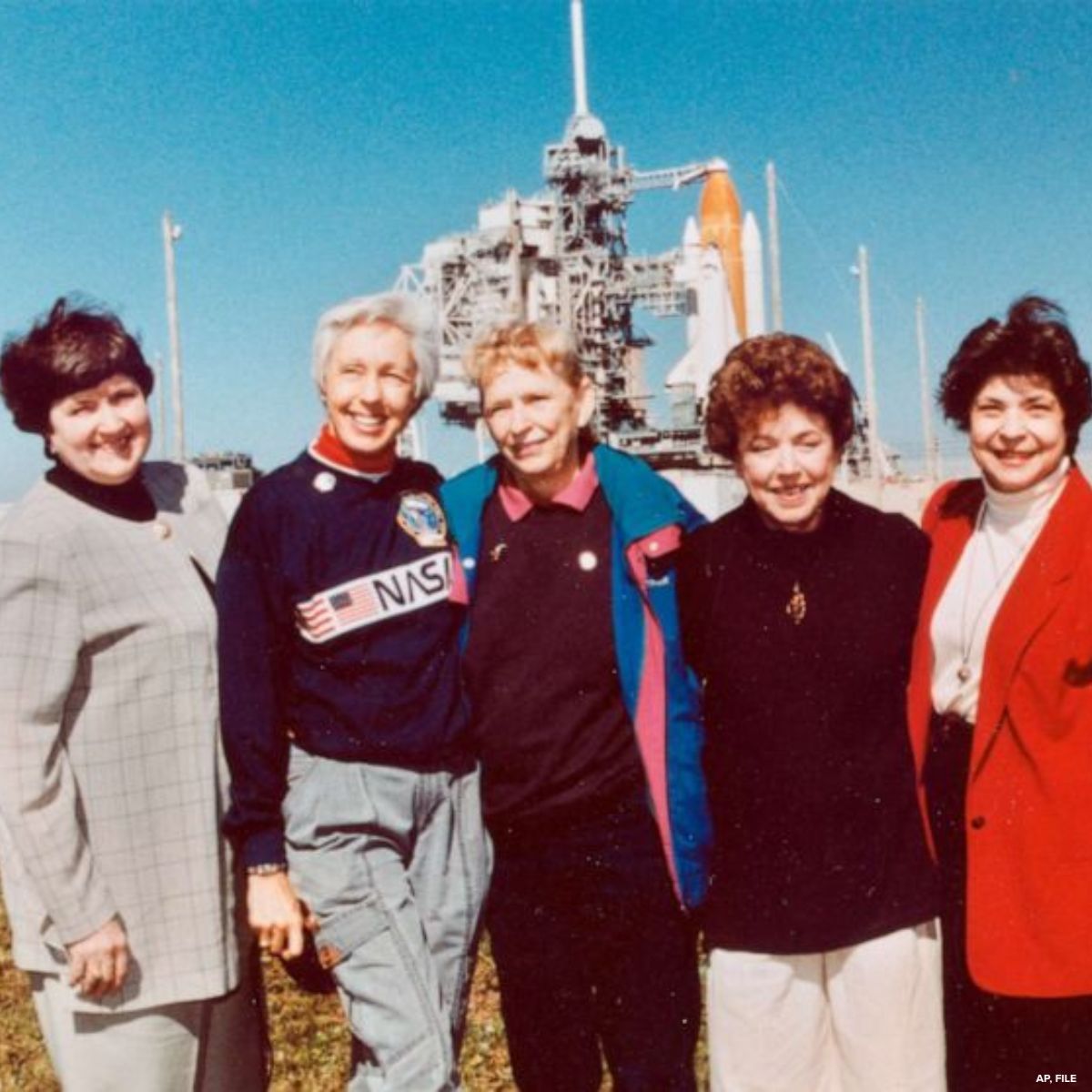 ABCWorldNews's tweet photo. BREAKING: At 82 years old, pioneering female pilot Wally Funk becomes oldest person to fly to space. https://t.co/2kgAlC5cPc #BlueOrigin https://t.co/M5V7VDsh6D