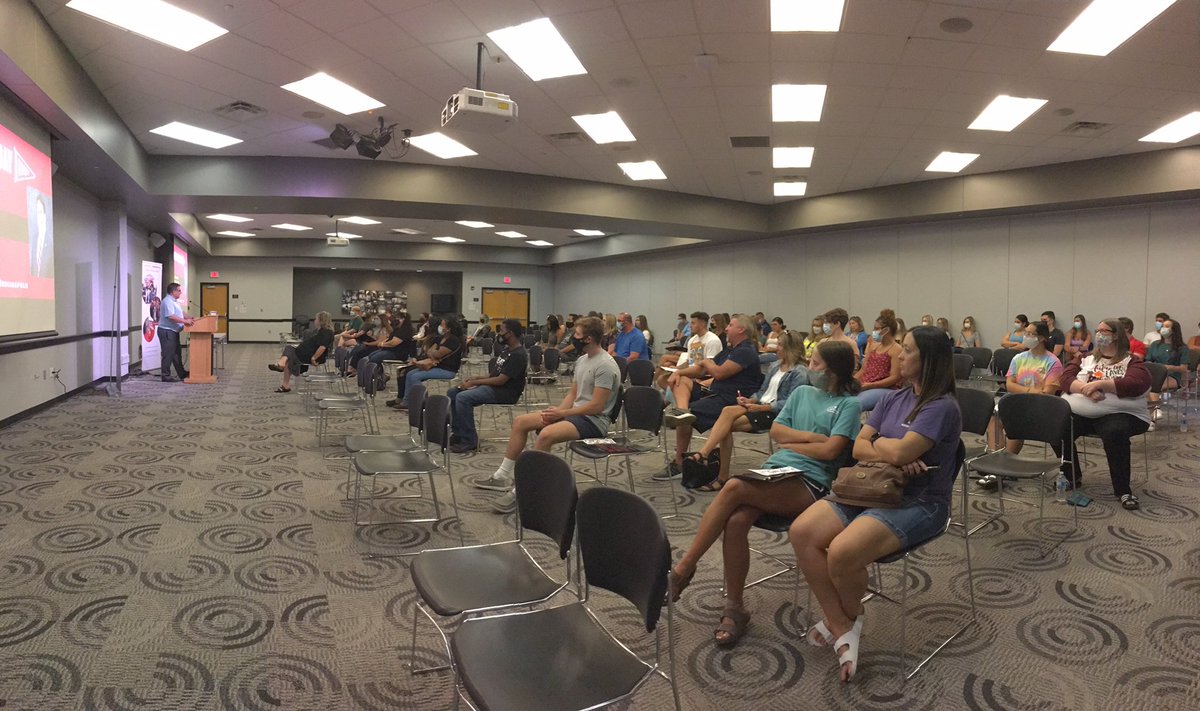 uindy's tweet photo. .@UIndyPrez speaks to the Class of 2025 for New Hounds Day. Welcome aboard, Greyhounds! @UIndyDean @uindyslab https://t.co/B1DnDvvhD3