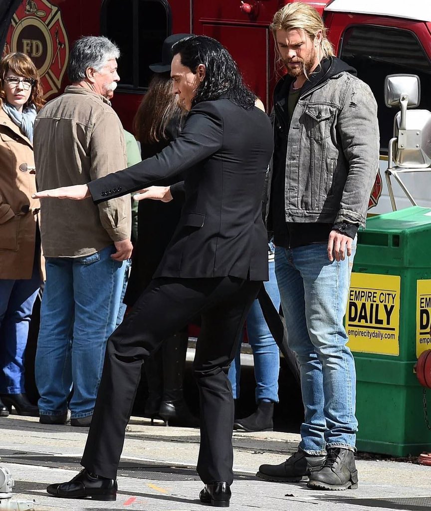 heres tom hiddleston and chris hemsworth dancing on the set of thor raganrok i love when times were good https://t.co/v6iHukPov9