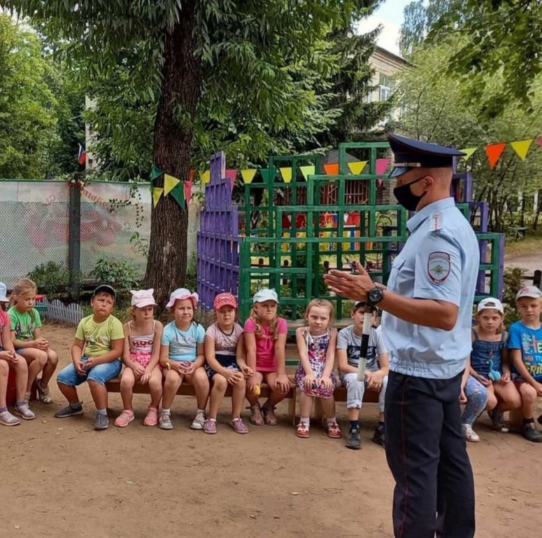 Соблюдай правила ПДД
Теплыми летними днями время пребывания детей на свежем воздухе увеличивается. Поэтому особенно важно в этот период вспомнить основные правила дорожной безопасности и поведения в обществен... ivedu.ru/news.php?readm…