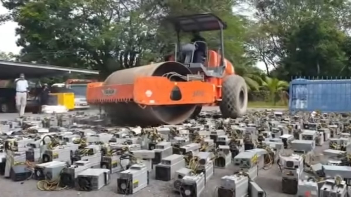 FantasyInvest's tweet photo. A BTC crackdown - literally🙈

Malaysian police put 1,069 $BTC mining rigs in a parking lot &amp; crushed them with a steamroller.🤯 https://t.co/E6t7ImB9i6