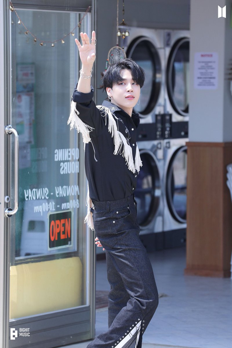misobgdal's tweet photo. Acaso es real? Luce como un príncipe, no creo que tanta perfección sea real #JiminPretty #Jiminprecious #jiminprince #jiminperfectdancer https://t.co/M2G53DsEpF