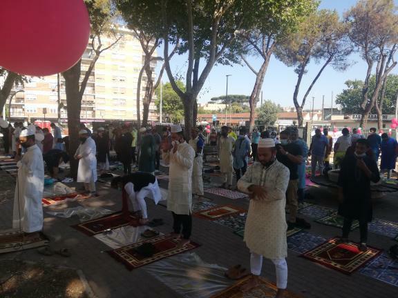 Ini sholat Eidul Adha di Roma, Italy.Negeri mayoritas katolik, mengijinkan kaum minoritas tuk sholat tuh. Kadruners kalo maen yg jauhan dong!!!