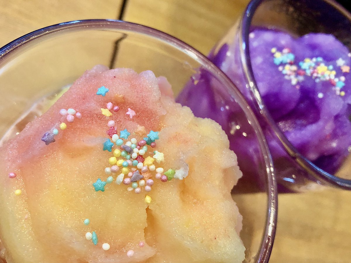 이디야 신메뉴 후기!
보라색은 엄청나게 단 참외 맛
노랑핑크색은 진짜 엄청 단 복숭아레몬아이스티맛

둘 다 너무너무 예쁜데 인공적인 색소 맛이 나고 엄청나게 엄청나게 달다,,, 맛은있음 
제 픽은 보라갤럭시 참외입니다🍈