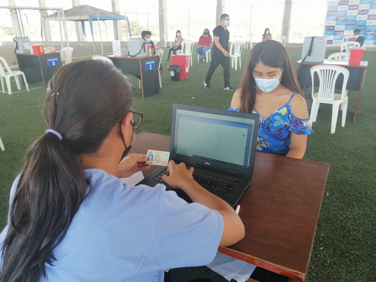 #Zapotillo | #PlanVacunacion9100 se desarrolla con normalidad en la cancha sintética del GAD. Se colocan primeras dosis a la población de 29 a 19 años de edad. 
#JuntosLoLogramos