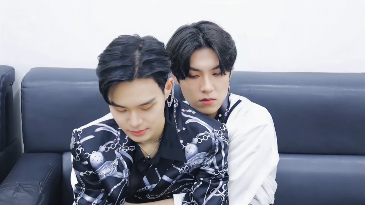 miiidiiiz's tweet photo. กอดดดด รักมากๆเลยนะคับ 🧡💛 https://t.co/n5lY9IQ5Ze