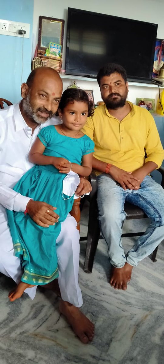 ArjunIndian0's tweet photo. Bjp state presindent and karimnagar MP BANDI SANJAY anna with my daughter and my brother🚩🚩🚩
@bandisanjay_bjp 
@BJP4Telangana 
@BJPITCellTS 
@ArjunIndian0 
@CBommakal 
@BjymKarimnagar https://t.co/VGqBa5ooIa