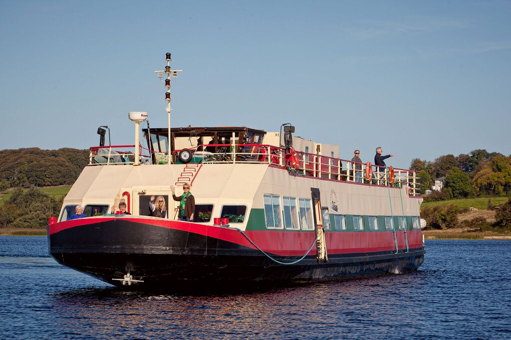 IrelandBlueBook's tweet photo. A perfect day for cruising along the River Shannon on @bargevacation .. 
Guests on board will enjoy all the indulgent comforts of their own private floating luxury hotel. An unforgettable experience! 💙
#BlueBookVoucher #KeepDiscovering https://t.co/A3iTKYh5b3