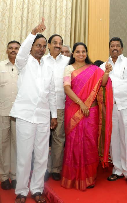 Venkatjagruthi6's tweet photo. TBGKS &amp; కోల్ బెల్ట్ MLAల అభ్యర్థన మేరకు CM KCR గారు పదవీ విరమణ వయస్సు 61 సంవత్సరాలకి పెంచడం వలన 43,899 మంది కి లబ్ధి చేకూరనున్నది సింగరేణి కార్మికుల కోసం మెడికల్ కాలేజ్ కూడా ఏర్పాటు చెయ్యాలని సూచించారు దీనంతటికీ  కృషి చేసిన గౌరవఅధ్యక్షురాలు కవితక్క గారికి  ధన్యవాదాలు
@RaoKavitha https://t.co/6KUrdOe4wy
