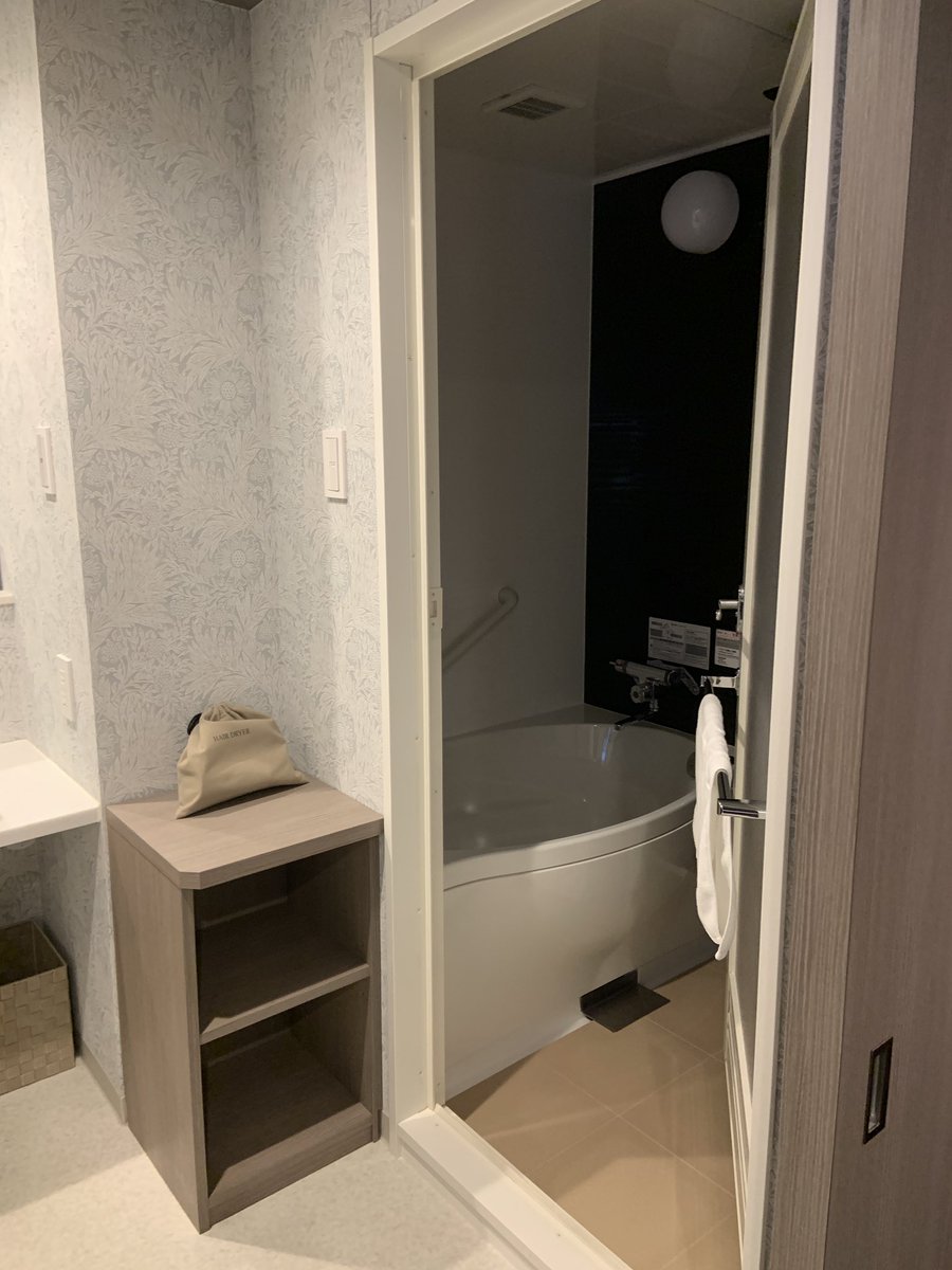 オタクに宿を任せたらツインとダブルの区別がつかなかったらしくダブルの部屋に泊まることになった話 なにもおきないはずがない の反応も Togetter