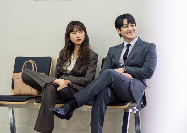 _koreyolcusu's tweet photo. 2021’de çıkan dizi çiftlerinin güzelliğine bakın çabuk.. Sizi bir araya getiren cast çalışanlarının alnından öpüyorum https://t.co/a7b7oXnN7Q