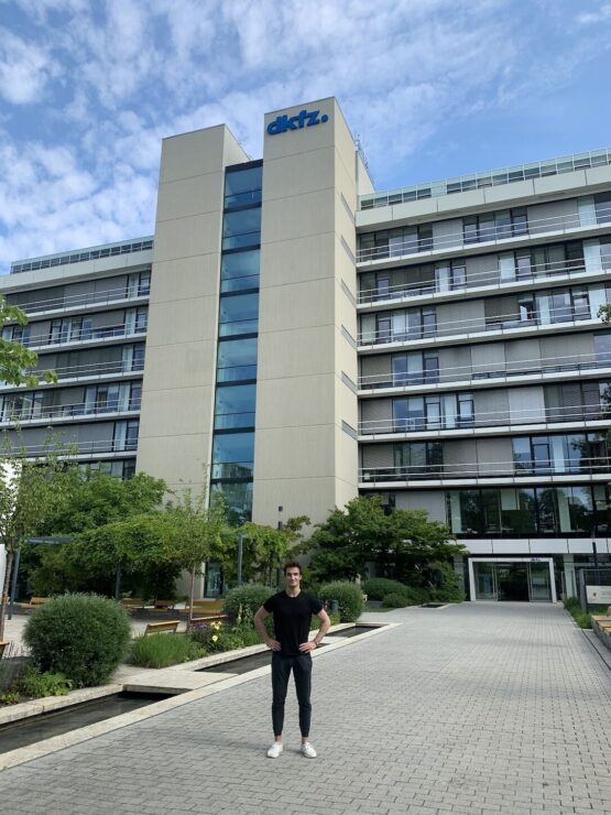 TrinityCollege's tweet photo. Learn how Zacharewski '23 landed his summer gig thanks to some internet sleuthing & a fateful email back on New Year’s Eve, with link below. #TrinityGood #TogetherWeTrin @TrinCollCareers @TrinityNeuro @TrinCollNews
👀: https://t.co/YuW78SOj1o (2/2) https://t.co/n3S0cPxbOW
