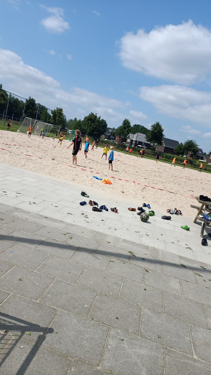 voetbalimpuls's tweet photo. Fantastische Voetbal 2 daagse gehad! Enthousiaste kinderen, mooi weer, lekker voetballen, veel plezier top!! Eindigen met beachvoetbal en de certificaat uitreiking https://t.co/4d1c0z6UCL