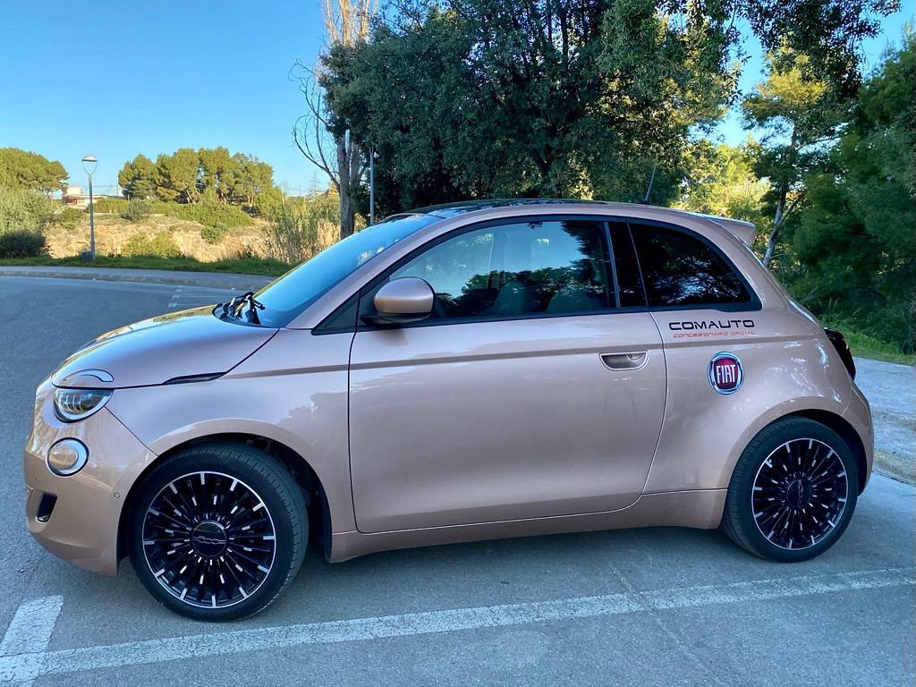 🎥 Estrenamos vídeo en YouTube, para probar el nuevo Fiat 500 eléctrico en color rosa dorado.

Gracias a <a href="/Comauto_sport/">COMAUTO SPORT</a> ,por habernos cedido esta unidad y ayudarnos a conocerla mejor 🙌🏻

¿Queréis saber cómo es conducir este ejemplar de la familia 500? 🤔