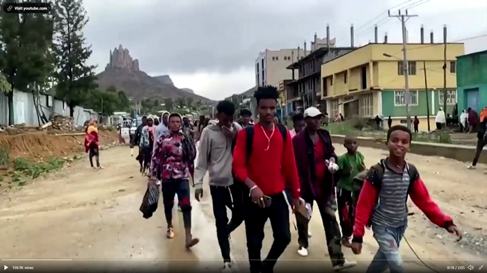 LeinadTarsa's tweet photo. See kids marching to war "Why has @amnesty — which has kept busy taking a Getty Images photo &amp; brazenly stealing an Ethiopian news photographer’s shot, using both out of context — not condemned the #TPLF use of child soldiers?
Where is Human Rights Watch?" @NeaminZeleke https://t.co/X2JGv68fi5