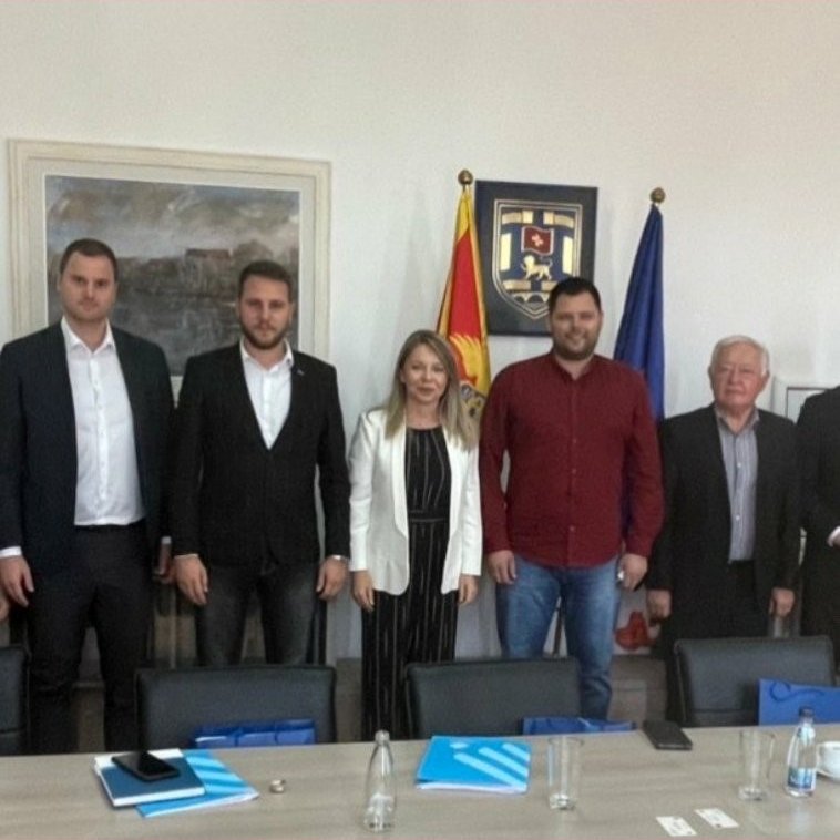 razvojna_banka's tweet photo. Predsjenik Odbora direktora IRF-a, Velizar Kaluđerović, i izvršna direktorica dr Irena Radović @irena210478 , sa timom boravili u radnoj posjeti opštini Nikšić. @OpstinaNiksic Sastanak sa predsjednikom Opštine i saradnicima i razgovor o novim oblicima saradnje.
#IRFCG https://t.co/ZR64IDBQMF