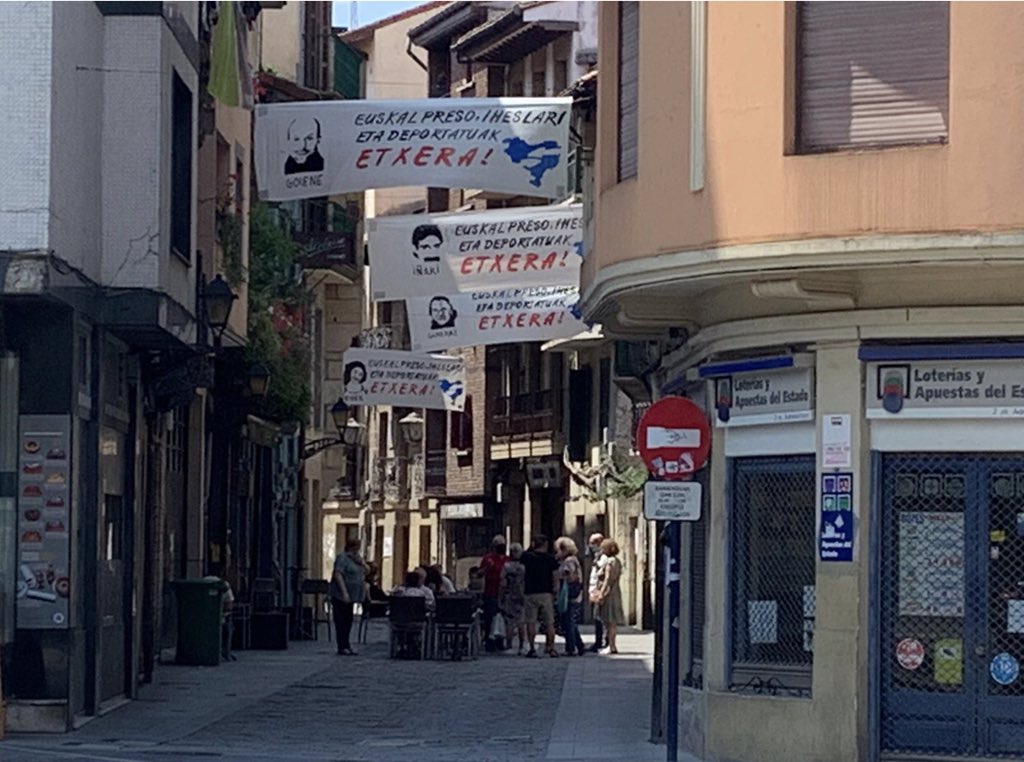Alberto Muñagorri resultó gravemente herido en esta calle. Un niño de 10 años. Quienes le han negado el cariño siguen honrando en 2021 a los militantes de la organización responsable de la valiente hazaña.