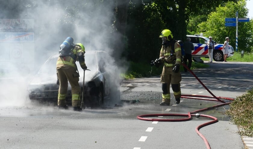 Automobilist wijkt uit voor kat en raakt lichtgewond door in vlam gevatte auto