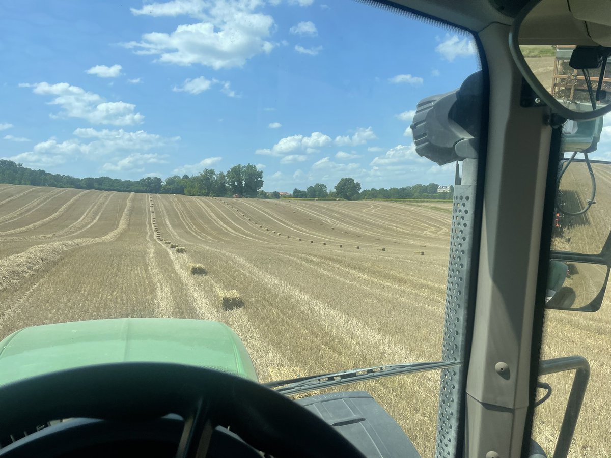 CourteixClement's tweet photo. Il n’y a pas qu’avec la betterave que l’on peut faire du sucre 🤷‍♂️🌾 #IsoleTaMaisonEnPaille
#Moisson2021 
#Paille2021 https://t.co/kC2GflP89o