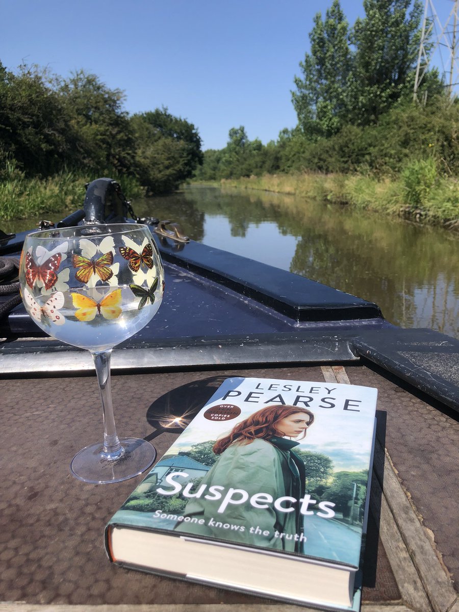 I’m not sure my day could get any better. Gin and my favourite author <a href="/LesleyPearse/">Lesley Pearse</a> on a narrowboat on a gorgeous day #holiday #gin #england