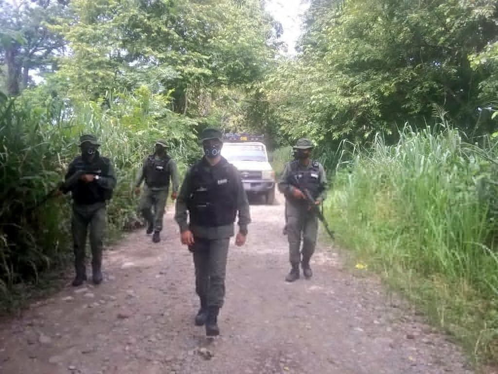 #20Jul La #FANB a través de la #GNB continúa desplegada brindando tranquilidad, seguridad y paz a toda la #Venezuela.  
#FuerzaPatrióticaPorLaPaz
#GNByPueblosUnidos
#CEOFANBPorLaPatria
.@somos_ejercito .<a href="/ArmadaFANBVzla/">Armada_ve</a> .<a href="/AmbFanb/">AMB_FANB</a> .@Milicia_B1 .<a href="/GNBCmdteGral/">M/G Juvenal Fernández</a>