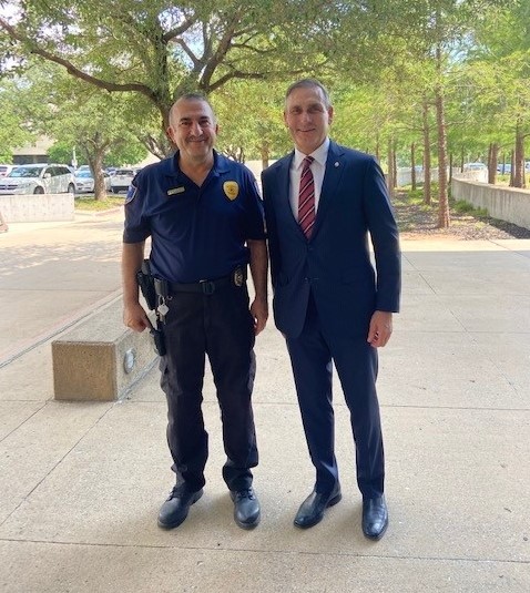 Sunstates's tweet photo. During President Glenn Burrellβs recent trip to the Dallas-Fort Worth region, he had the pleasure of visiting Site Supervisor Ceasar Raad and his team at a large faith-based site.
#SecurityServices #SecurityCompany #SiteVisit #DallasBusiness #Dallas #DallasSecurity #TeamWork https://t.co/ZSKjKpboBE
