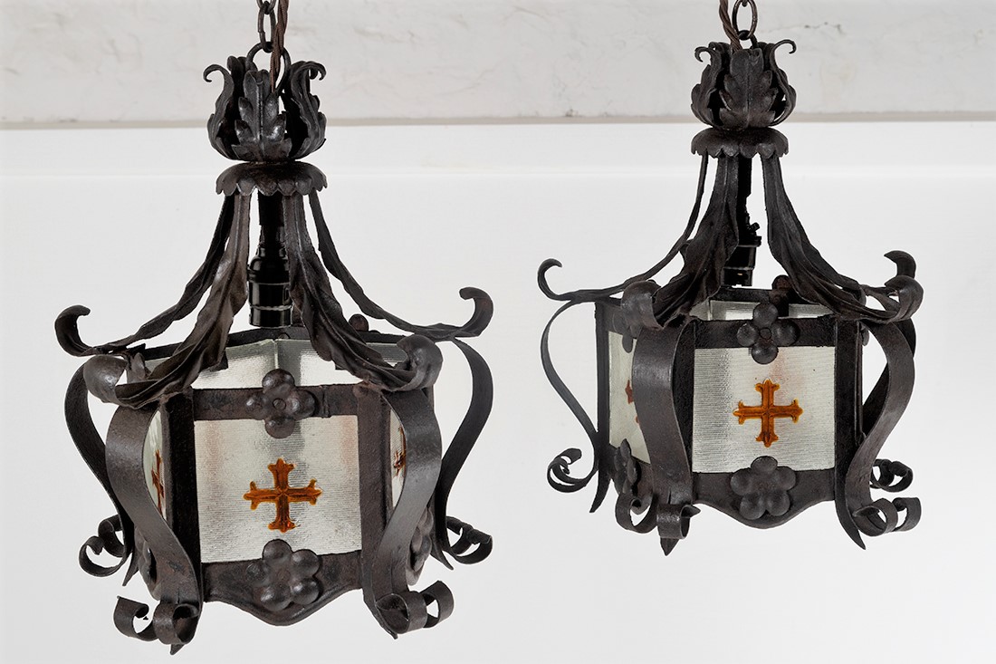 A wonderful pair of C19 aesthetic Hall Lanterns. The glazed panels were specially sourced and date to circa 1860 from a church located in Mid-Wales. Beautifully restored by @JoleneFarmer9 #antiques #lightingdesign #interiordesign #midwales #interiordecor greencoredesign.com/collection/a-p…