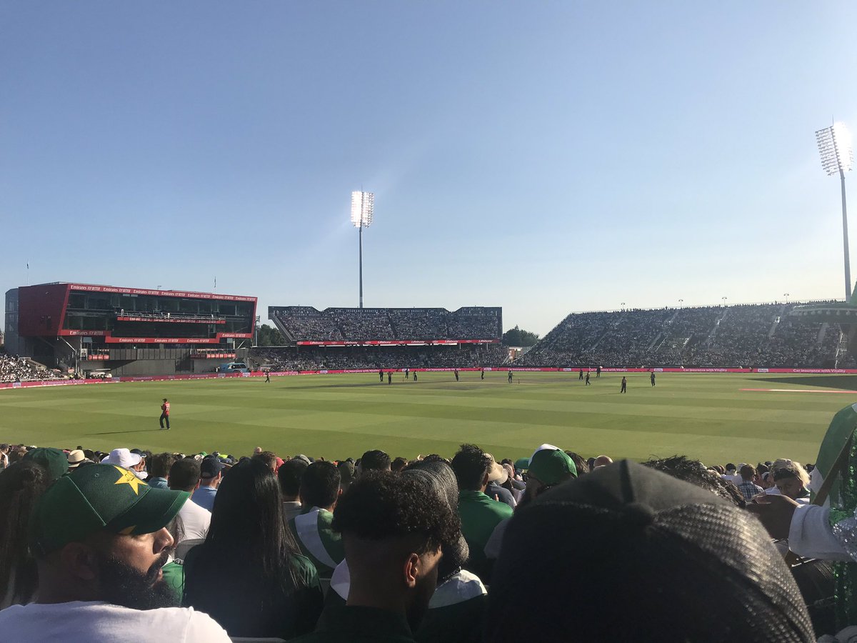 Chilled evening in the sunshine for my first time at #OldTrafford #Engpak @pensionstully