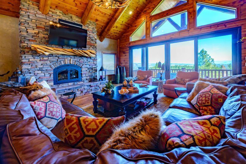 Unplug in this southern #Utah luxury retreat with 5 BR + 5 Bath that sleeps 12!
Located in between #Zion National Park and #BryceCanyon, the Elk Ridge Lodge cabin provides you with luxurious accommodations in a mountain setting. Whether you are searching for a #weekendretreat.