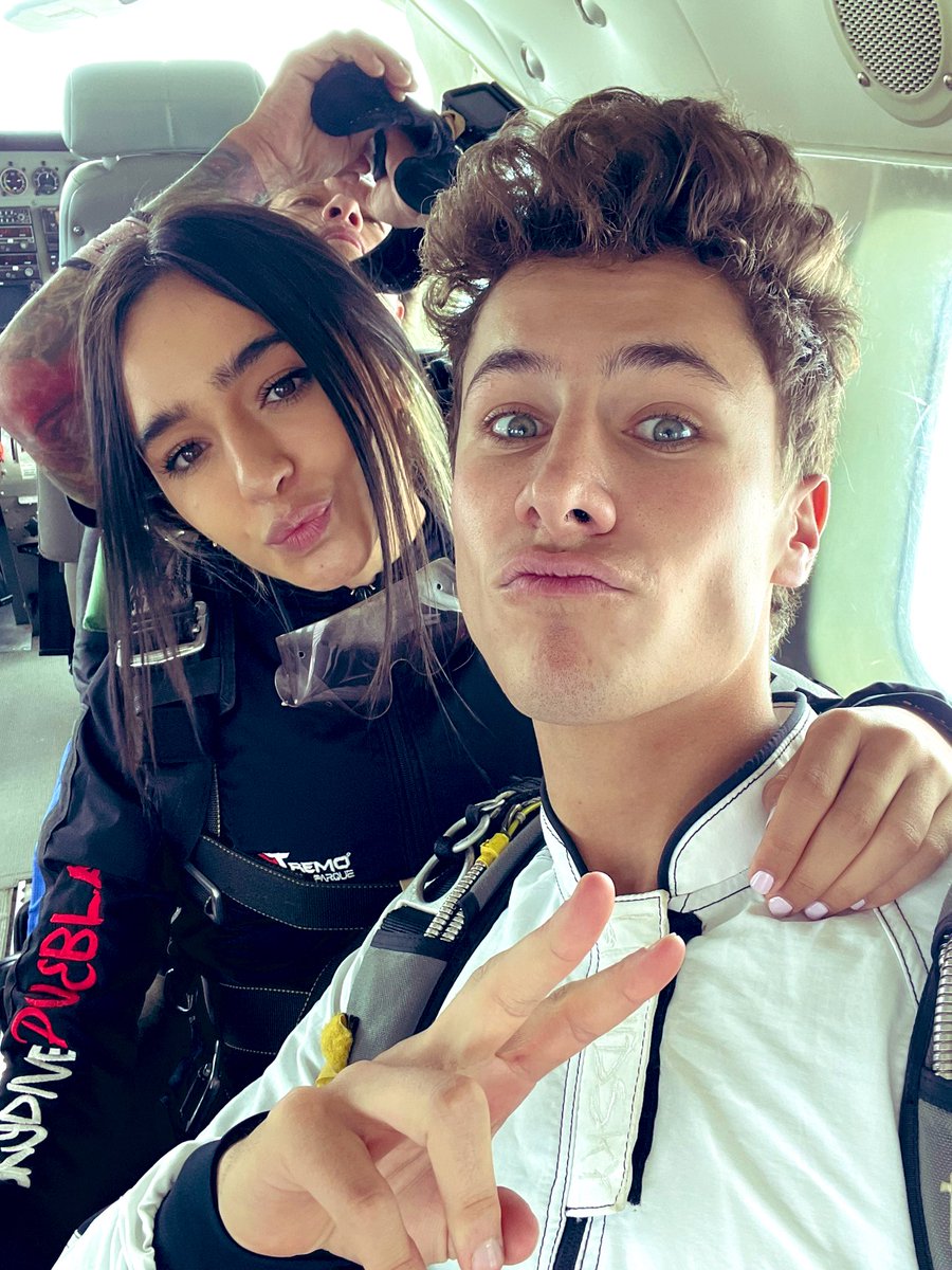 JuanpaZurita's tweet photo. Segundos antes de volar ✈️. El salto con @Pochosaurus fue único porque nos tocó brincar adentro de una nube donde estaba lloviendo. Pero en vez de que las gotas nos cayeran a nosotros, nosotros le caíamos a las gotas. 🤯 

Dos días para el video 🦄 https://t.co/vHxfzsC6JO
