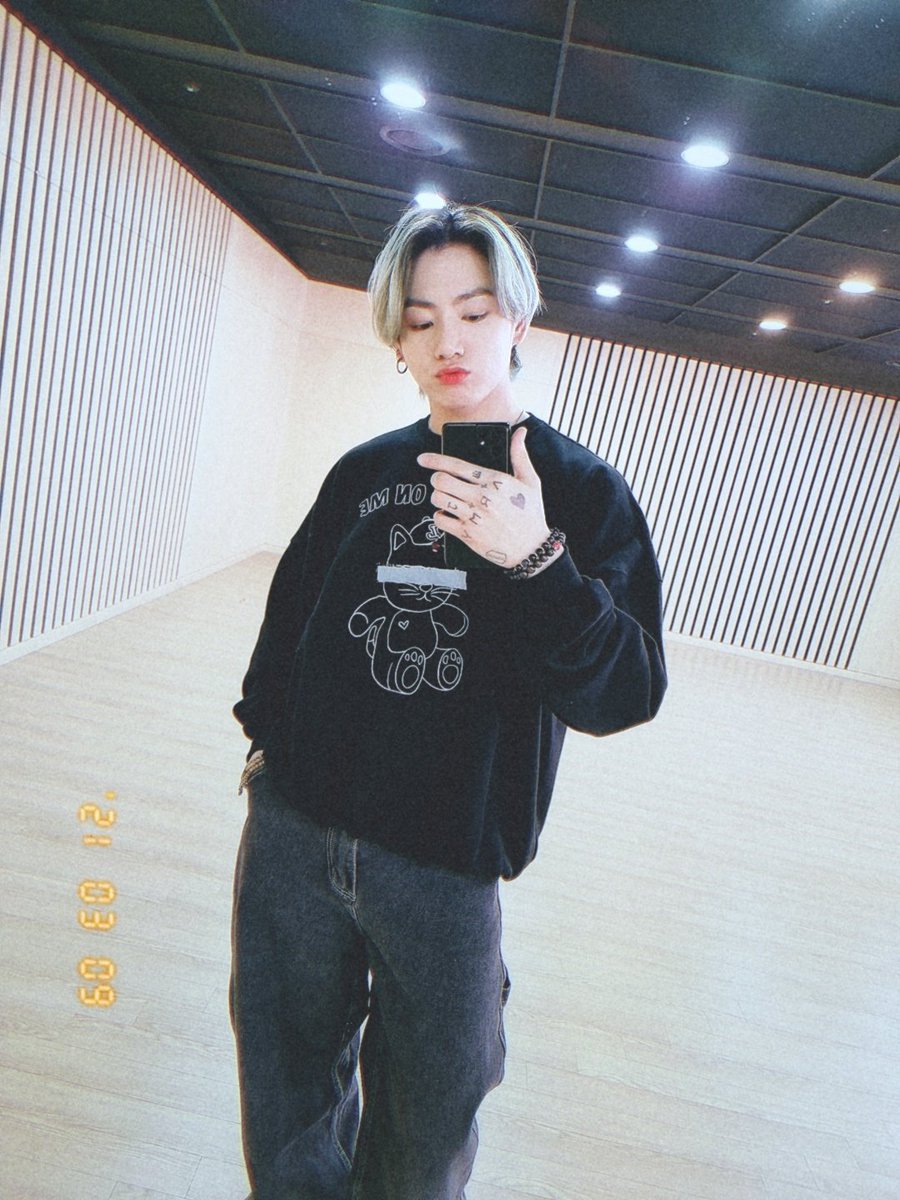 hxtthur_'s tweet photo. ㅤㅤㅤ💛 •| Selfie https://t.co/8uYhS590mM