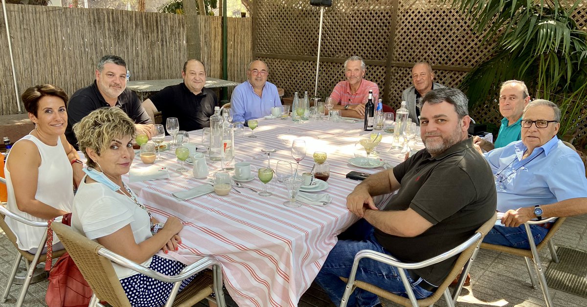 Gràcies a l’alcalde <a href="/carlosruiztwitt/">Carles Ruiz Novella /❤️</a> per compartir taula amb nosaltres per parlar de l’actualitat de la ciutat i de la situació econòmica en que ens trobem, dels projectes que estan marxa al municipi i del que implica l’ampliació de l’aeroport, on #Viladecans hi te molt a dir…