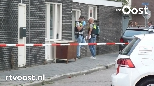 Politie valt woning in Almelo binnen en houdt persoon aan. #rtvoost.