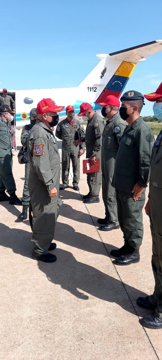 GAOE15_AMB's tweet photo. G15 se complace en recibir la gloriosa dirección logística comandada por el G/D Javier Luciano Marquina Moreno fue un placer tenerlos por nuestras instalaciones seguiremos VENCIENDO! #AviacionMilitarBolivarianaCentenaria#FanbEnDefensaDeLaDignidad#YoSoyFanb#DAO#DAL#GAOE15 https://t.co/DzB8DvBOdl