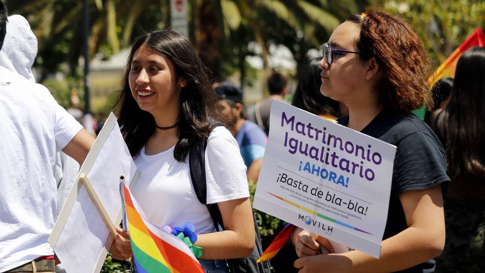 Movilh's tweet photo. Simple: si rechaza el #MatrimonioIgualitario no se case con alguien de su mismo sexo y deje de joderle la vida a los demás. https://t.co/Leu48gPTOd