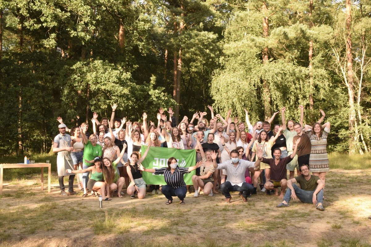 Jordy_Sabels's tweet image. Samen met deze geweldige bende energie getankt om het ecologisme verder op de kaart te zetten. Bedankt voor het fantastische @JongGroen zomerkamp aan iedereen die er bij was. 💚 #detoekomstisvanons @paola_travella @MeyremAlmaci @ecodenker