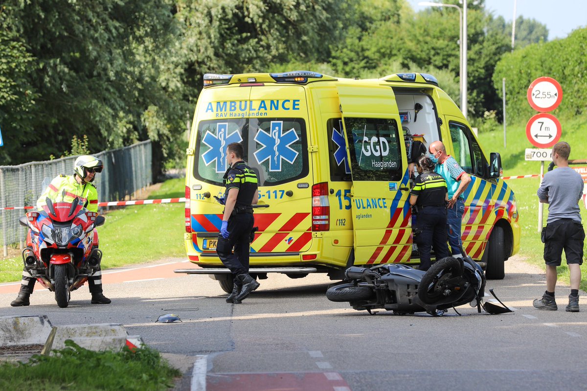 Den Hoorn: Scooterrijder gewond na aanrijding met auto op t-splitsing Lotsweg met de Veenakkerweg..