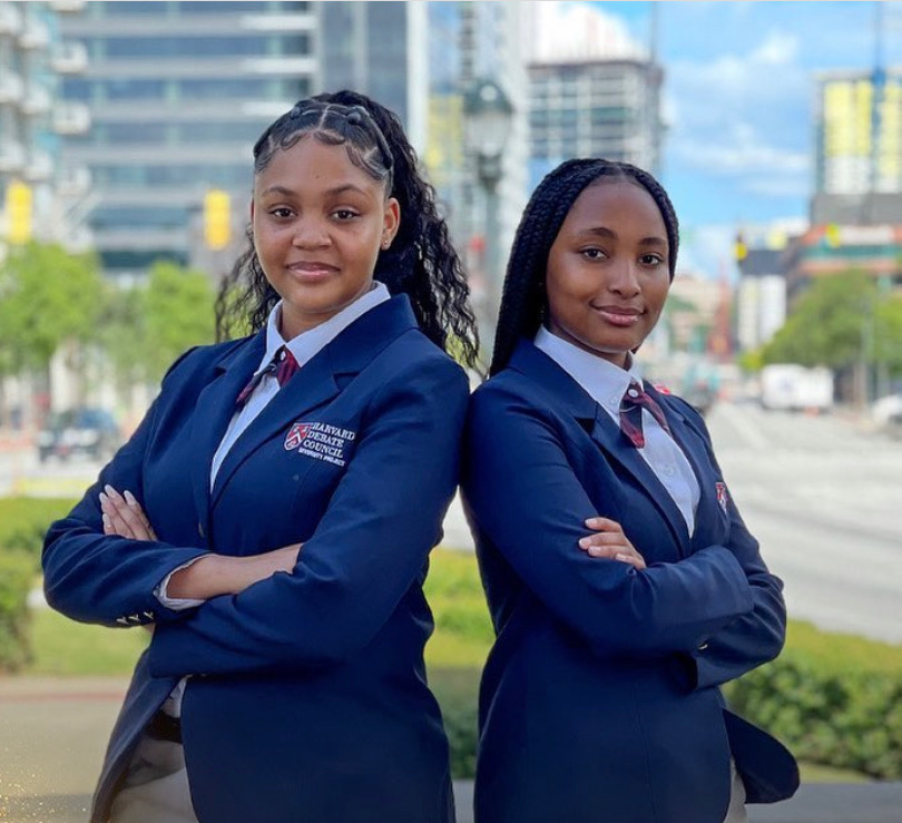 Jayla Jackson and Emani Stanton from Atlanta became the first ever black girl duo to win Harvard's international debate competition. They won with an undefeated record too. Congratulations ladies 🙌🏽