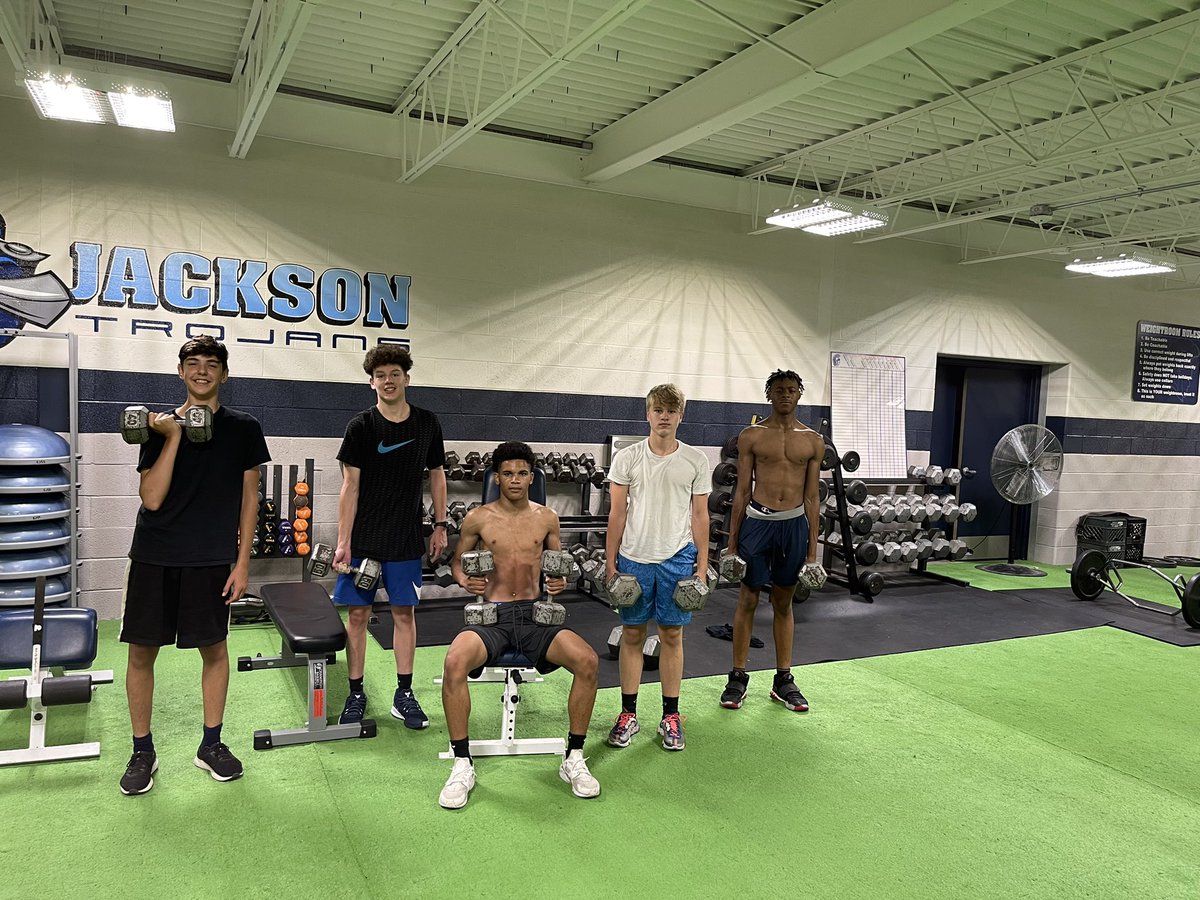 EastJacksonBas1's tweet photo. A family is built when no one is watching and they go through struggles knowing that their is an ultimate goal that we are willing to give our all trying to achieve that!!! #trojandifference https://t.co/qg0yTwIzAT