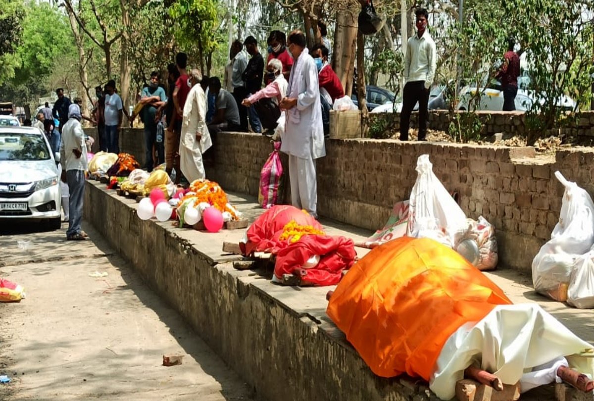 Akanksh00262285's tweet image. जबाव सही हो सकता है ....पर आश्चर्य में हूं ...ये कतारें कैसे झुठलाऊं ...जहां जिंदगी और मौत के बीच जूझते लोगों को दम तोड़ते देखा है!
#Agra #Oxygen #Lackofoxygen #Nodeath #Parliament #ParliamentQuestion #Parliamentanswer #Deadbodies #parashospital @paras_naresh @HumaneSociety @hrw