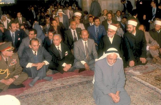 الرئيس المصري الراحل أنور السادات وصل إلى إسرائيل يوم وقفة عيد الأضحى، فصلى صلاة عيد الأضحى في المسجد…